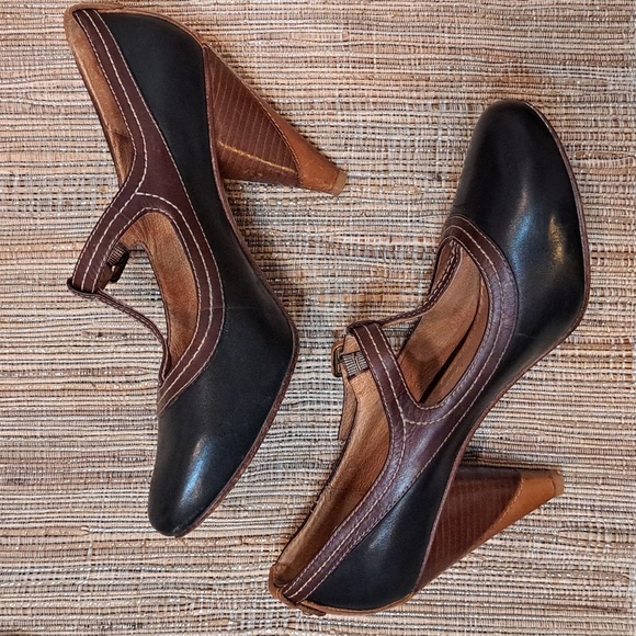 Fossil Leather T-Strap Shoes - Picture 2 of 5